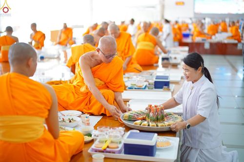 ภาพ No.230435:วันที่ 28 มิถุนายน พ.ศ. 2568 พิธีถวายภัตตาหารเมนูสวรรค์ เพื่อการบรรลุธรรม ณ หอฉันคุณยายอาจารย์ฯ วัดพระธรรมกาย