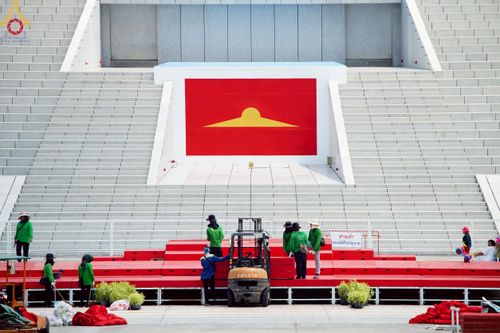 ภาพ No.220479:วันที่ 23-25 เมษายน พ.ศ. 2568 เจ้าหน้าที่และสาธุชนช่วยกัน รับบุญเก็บงานวันคุ้มครองโลก ณ วัดพระธรรมกาย