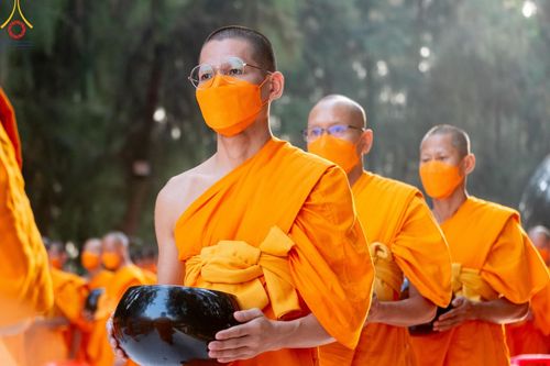 ภาพ No.107550:พิธีตักบาตรพระธรรมยาตราฯ ในโครงการธรรมยาตรากตัญญูบูชา มหาปูชนียาจารย์ พระมงคลเทพมุนี(สด จนฺทสโร) พระผู้ปราบมาร ปีที่ 12 ณ อนุสรณ์สถานมหาวิหารพระมงคลเทพมุนี อ.สองพี่น้อง จ.สุพรรณบุรี วันที่ 7 มกราคม พ.ศ. 2567