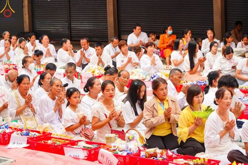 ภาพ No.146256:ตักบาตรพระ 1,384 รูป ทำบุญเมืองฝางครบรอบ 1,383 ปี ถวายเป็นพระราชกุศลแด่พระบาทสมเด็จพระเจ้าอยู่หัว เนื่องในโอกาสพระราชพิธีมหามงคล เฉลิมพระชนมพรรษา 6 รอบ 72 พรรษา วันเสาร์ที่ 27 กรกฎาคม พ.ศ.2567  ณ ถนนหน้าที่ว่าการอำเภอฝาง จ.เชียงใหม่