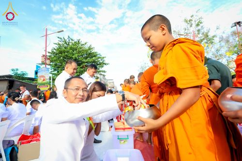 ภาพ No.313983:วันอาทิตย์ที่ 14 มีนาคม พ.ศ. 2569 ทำบุญเมืองหาดใหญ่ตักบาตรพระ 1,109 รูป เติมบุญใหญ่ หลังวิกฤตมหาอุทกภัย ณ ซุ้มประตูไชน่าทาวน์ ถนนศุภสารรังสรรค์ อ.หาดใหญ่ จ.สงขลา