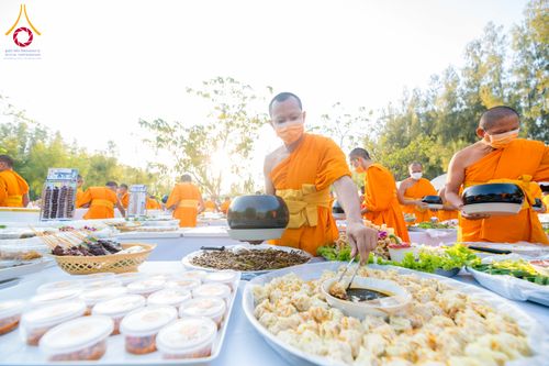 ภาพ No.292723:วันที่ 12 มกราคม พ.ศ. 2569 พิธีถวายภัตตาหารเป็นสังฆทาน แด่พระธรรมยาตรา ณ อนุสรณ์สถานมหาวิหารพระมงคลเทพมุนี (โลตัสแลนด์) อ.สองพี่น้อง จ.สุพรรณบุรี ในโครงการธรรมยาตรา กตัญญูบูชา มหาปูชนียาจารย์ พระมงคลเทพมุนี(สด จนฺทสโร) พระผู้ปราบมาร อนุสรณ์สถาน 7 แห่ง ปี