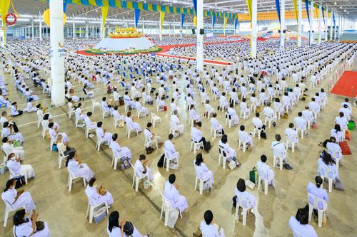 ภาพ No.78891:พิธีตักบาตร ข้าวสารอาหารแห้ง พิธีบูชาข้าวพระ ในวันอาทิตย์ต้นเดือนที่ 2 เมษายน พ.ศ. 2566