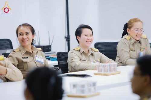 ภาพ No.311586:วันจันทร์ที่ 23 กุมภาพันธ์ พ.ศ. 2569 เปิดโลกทัศน์ผู้บริหารสถานศึกษายุคใหม่ เรียนรู้ต้นแบบการพัฒนาคนผ่านพลัง “บวร–V-Star” ผู้เข้ารับการพัฒนาตามโครงการ สพฐ. ศึกษาดูงานวัดพระธรรมกาย เสริมภาวะผู้นำคุณธรรมสู่การบริหารโรงเรียนอย่างยั่งยืน ณ อาคาร 100 ปี คุณยาย