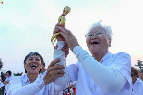 ภาพ No.23146:พิธีตอกเสาเข็มมงคล "มหาสุวรรณรัตนอินทขิล" สถาปนาสร้างอนุสรณ์สถาน มหาวิหารพระมงคลเทพมุนี สถานที่เผยแผ่ธรรมครั้งแรก ที่วัดบางปลา