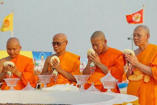 ภาพ No.23199:พิธีตอกเสาเข็มมงคล "มหาสุวรรณรัตนอินทขิล" สถาปนาสร้างอนุสรณ์สถาน มหาวิหารพระมงคลเทพมุนี สถานที่เผยแผ่ธรรมครั้งแรก ที่วัดบางปลา