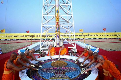 ภาพ No.23225:พิธีตอกเสาเข็มมงคล "มหาสุวรรณรัตนอินทขิล" สถาปนาสร้างอนุสรณ์สถาน มหาวิหารพระมงคลเทพมุนี สถานที่เผยแผ่ธรรมครั้งแรก ที่วัดบางปลา