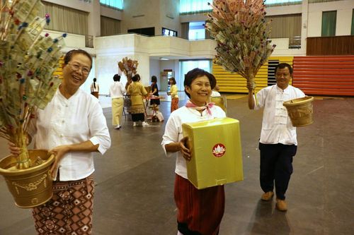 ภาพ No.24158:ตักบาตรแม่โจ้ วันเสาร์ที่ 4 มิถุนายน พ.ศ. 2559