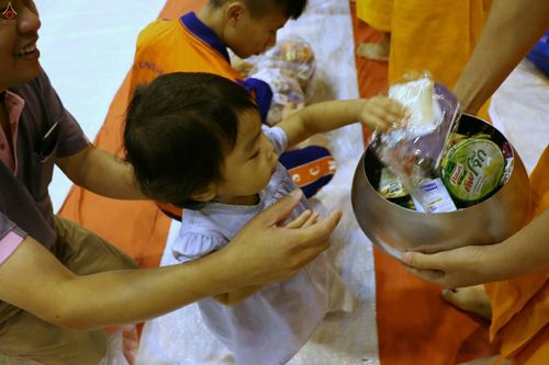 ภาพ No.24173:ตักบาตรแม่โจ้ วันเสาร์ที่ 4 มิถุนายน พ.ศ. 2559