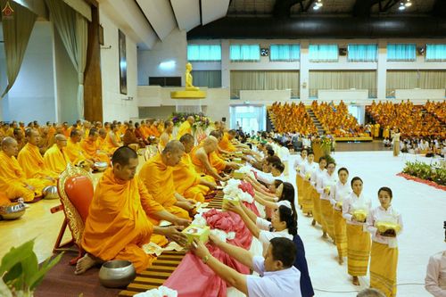 ภาพ No.24172:ตักบาตรแม่โจ้ วันเสาร์ที่ 4 มิถุนายน พ.ศ. 2559