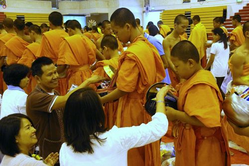 ภาพ No.24178:ตักบาตรแม่โจ้ วันเสาร์ที่ 4 มิถุนายน พ.ศ. 2559