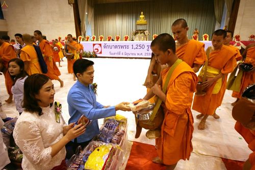 ภาพ No.24179:ตักบาตรแม่โจ้ วันเสาร์ที่ 4 มิถุนายน พ.ศ. 2559