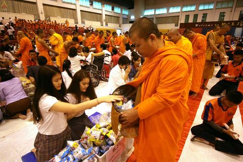 ภาพ No.24183:ตักบาตรแม่โจ้ วันเสาร์ที่ 4 มิถุนายน พ.ศ. 2559