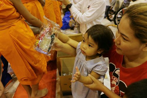 ภาพ No.24182:ตักบาตรแม่โจ้ วันเสาร์ที่ 4 มิถุนายน พ.ศ. 2559