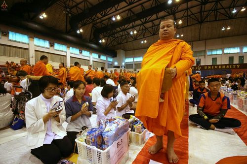 ภาพ No.24193:ตักบาตรแม่โจ้ วันเสาร์ที่ 4 มิถุนายน พ.ศ. 2559