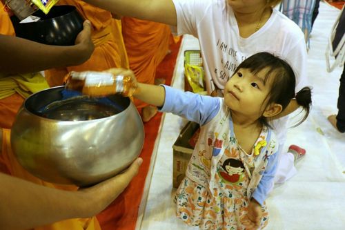 ภาพ No.24194:ตักบาตรแม่โจ้ วันเสาร์ที่ 4 มิถุนายน พ.ศ. 2559