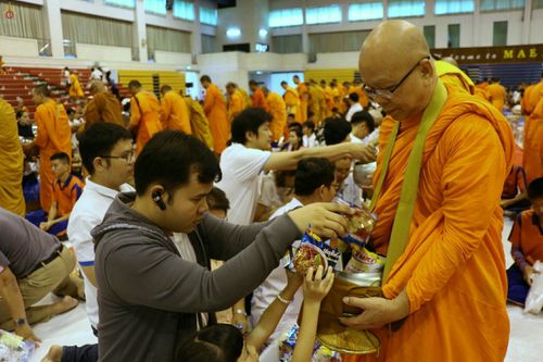 ภาพ No.24195:ตักบาตรแม่โจ้ วันเสาร์ที่ 4 มิถุนายน พ.ศ. 2559