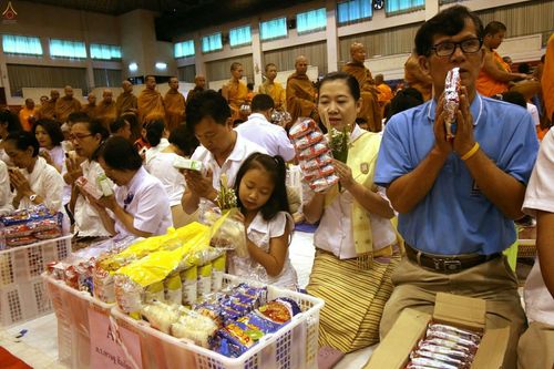 ภาพ No.24196:ตักบาตรแม่โจ้ วันเสาร์ที่ 4 มิถุนายน พ.ศ. 2559