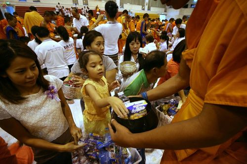 ภาพ No.24197:ตักบาตรแม่โจ้ วันเสาร์ที่ 4 มิถุนายน พ.ศ. 2559