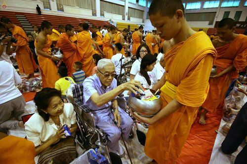 ภาพ No.24212:ตักบาตรแม่โจ้ วันเสาร์ที่ 4 มิถุนายน พ.ศ. 2559