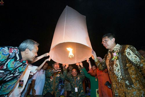 ภาพ No.24221:วิสาขบูชา ณ บรมพุทโธ ประเทศอินโดนีเซีย