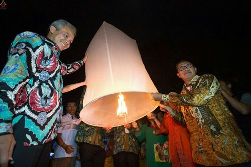 ภาพ No.24223:วิสาขบูชา ณ บรมพุทโธ ประเทศอินโดนีเซีย