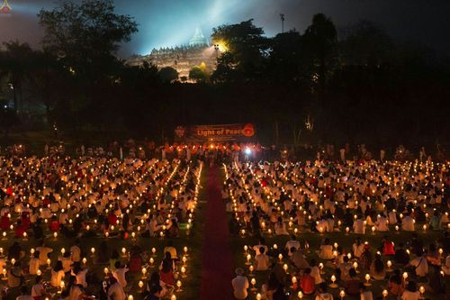 ภาพ No.24245:วิสาขบูชา ณ บรมพุทโธ ประเทศอินโดนีเซีย