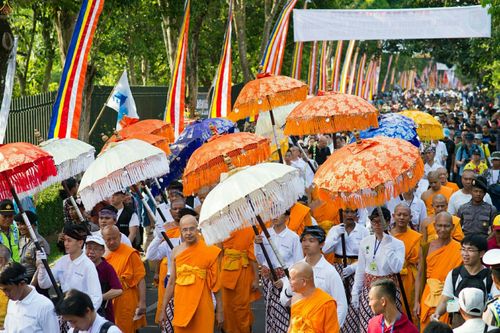 ภาพ No.24253:วิสาขบูชา ณ บรมพุทโธ ประเทศอินโดนีเซีย