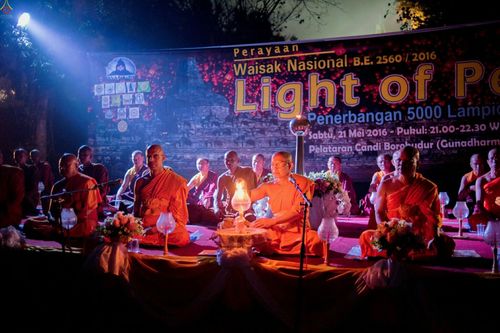 ภาพ No.24275:วิสาขบูชา ณ บรมพุทโธ ประเทศอินโดนีเซีย
