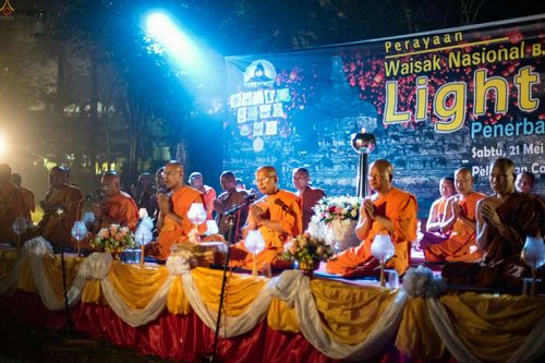 ภาพ No.24282:วิสาขบูชา ณ บรมพุทโธ ประเทศอินโดนีเซีย