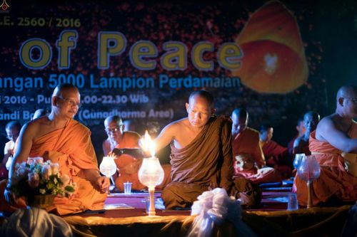ภาพ No.24284:วิสาขบูชา ณ บรมพุทโธ ประเทศอินโดนีเซีย