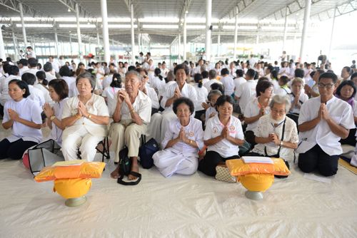 ภาพ No.37879:พิธีขอขมารับบาตรและผ้าไตร