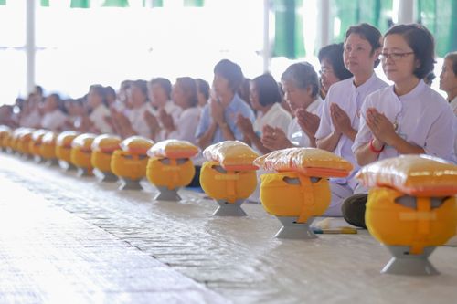 ภาพ No.37870:พิธีขอขมารับบาตรและผ้าไตร