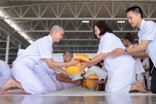 ภาพ No.37875:พิธีขอขมารับบาตรและผ้าไตร