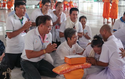 ภาพ No.37878:พิธีขอขมารับบาตรและผ้าไตร