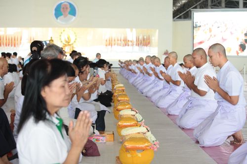 ภาพ No.37865:พิธีขอขมารับบาตรและผ้าไตร