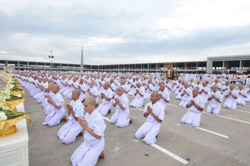 ภาพ No.37900:พิธีเวียนประทักษิณและวันทามหาธรรมกายเจดีย์