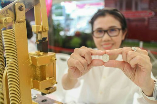 ภาพ No.24768:ประมวลภาพพิธีพิมพ์พระของขวัญ รุ่น "บรรลุธรรม" เพื่อความเป็นสิริมงคล ถวายเป็นพุทธบูชา ตลอดพรรษานี้