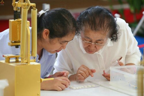 ภาพ No.24775:ประมวลภาพพิธีพิมพ์พระของขวัญ รุ่น "บรรลุธรรม" เพื่อความเป็นสิริมงคล ถวายเป็นพุทธบูชา ตลอดพรรษานี้