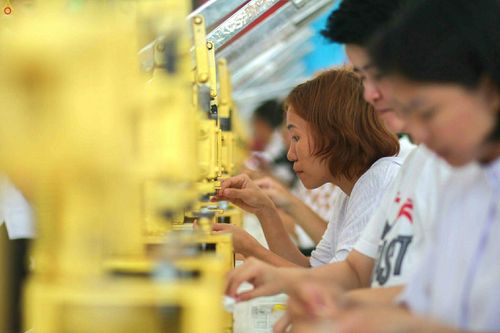 ภาพ No.24804:ประมวลภาพพิธีพิมพ์พระของขวัญ รุ่น "บรรลุธรรม" เพื่อความเป็นสิริมงคล ถวายเป็นพุทธบูชา ตลอดพรรษานี้