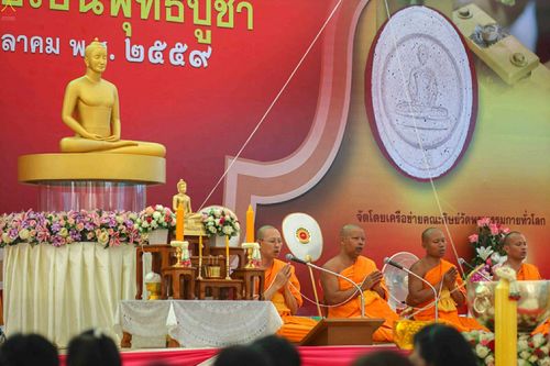 ภาพ No.24818:ประมวลภาพพิธีพิมพ์พระของขวัญ รุ่น "บรรลุธรรม" เพื่อความเป็นสิริมงคล ถวายเป็นพุทธบูชา ตลอดพรรษานี้