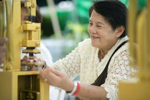 ภาพ No.24828:ประมวลภาพพิธีพิมพ์พระของขวัญ รุ่น "บรรลุธรรม" เพื่อความเป็นสิริมงคล ถวายเป็นพุทธบูชา ตลอดพรรษานี้