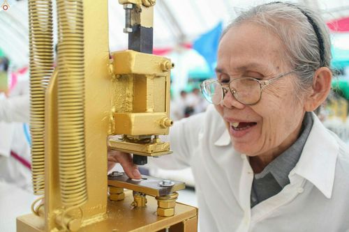 ภาพ No.24829:ประมวลภาพพิธีพิมพ์พระของขวัญ รุ่น "บรรลุธรรม" เพื่อความเป็นสิริมงคล ถวายเป็นพุทธบูชา ตลอดพรรษานี้