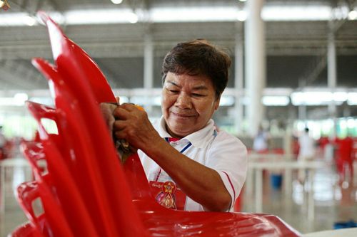 ภาพ No.24834:ประมวลภาพพิธีพิมพ์พระของขวัญ รุ่น "บรรลุธรรม" เพื่อความเป็นสิริมงคล ถวายเป็นพุทธบูชา ตลอดพรรษานี้