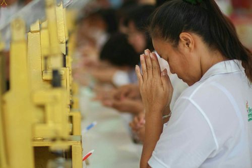 ภาพ No.24837:ประมวลภาพพิธีพิมพ์พระของขวัญ รุ่น "บรรลุธรรม" เพื่อความเป็นสิริมงคล ถวายเป็นพุทธบูชา ตลอดพรรษานี้