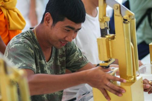 ภาพ No.24841:ประมวลภาพพิธีพิมพ์พระของขวัญ รุ่น "บรรลุธรรม" เพื่อความเป็นสิริมงคล ถวายเป็นพุทธบูชา ตลอดพรรษานี้