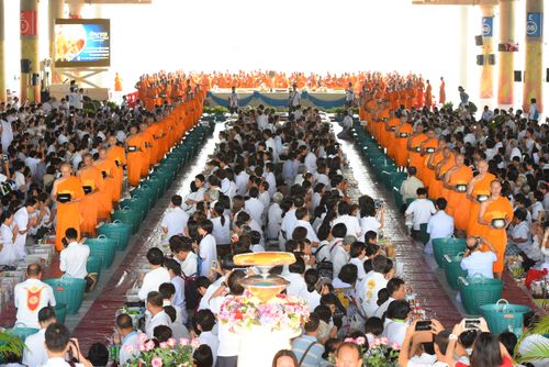 ภาพ No.38064:ตักบาตรพระบวชแสนเข้าพรรษา