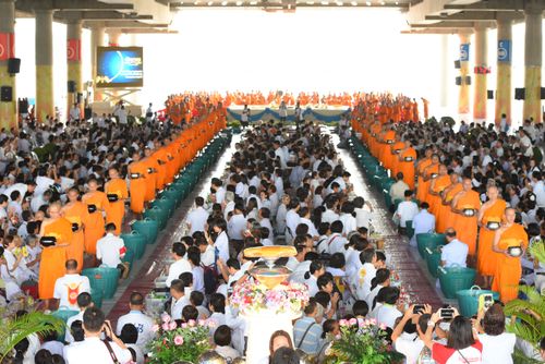 ภาพ No.38066:ตักบาตรพระบวชแสนเข้าพรรษา
