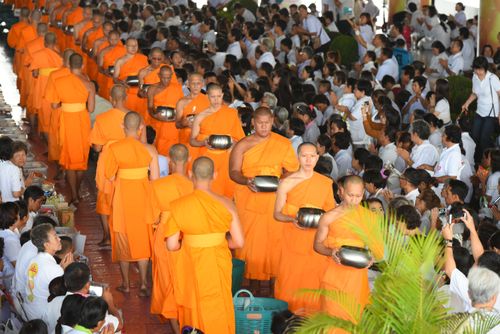 ภาพ No.38063:ตักบาตรพระบวชแสนเข้าพรรษา