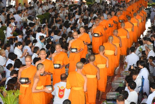 ภาพ No.38065:ตักบาตรพระบวชแสนเข้าพรรษา